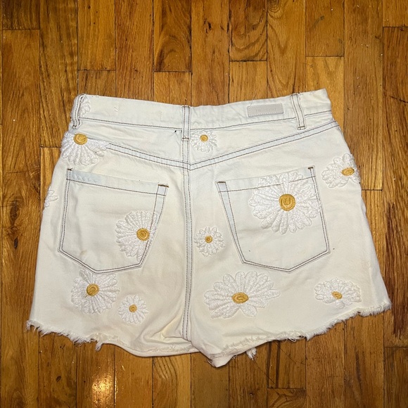 [BLANKNYC] Perry Mom Short with Daisies - Picture 3 of 5